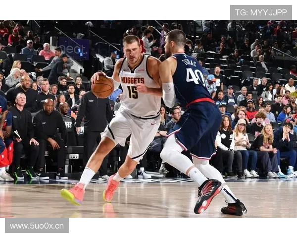 约基奇回应亲吻误会下次拥抱对位 约基奇回应亲吻误会下次拥抱对位